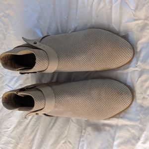 EUC Clarks booties size 8